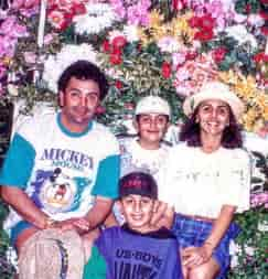 A throwback image featuring Neetu Kapoor, son Ranbir, daughter Riddhima, and late husband Rishi Kapoor