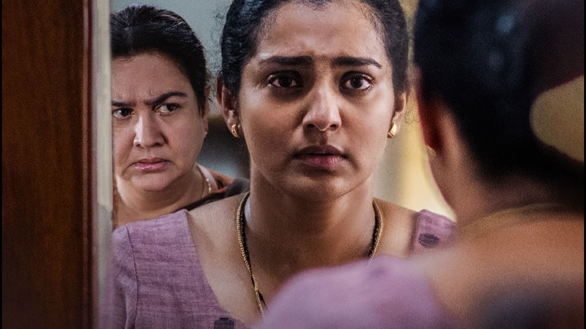https://www.mobilemasala.com/movie-review/Ullozhukku-movie-review-Terrific-Parvathy-Urvashi-anchor-this-emotionally-pregnant-film-about-secrets-and-closure-i274392