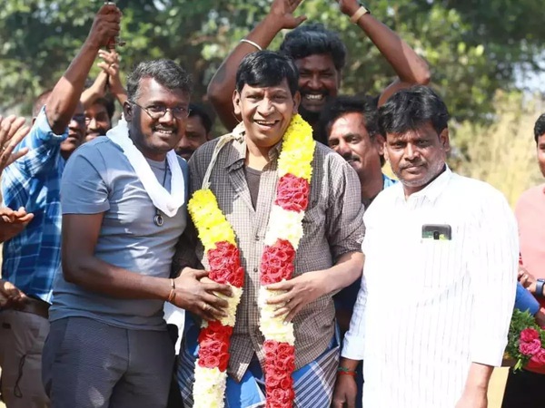 Vadivelu on the sets of Maamannan; also seen Mari Selvaraj (left)