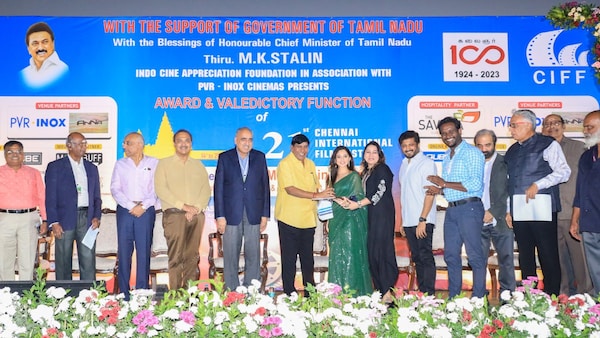 Vadivelu receiving award at 21st Chennai International Film Festival