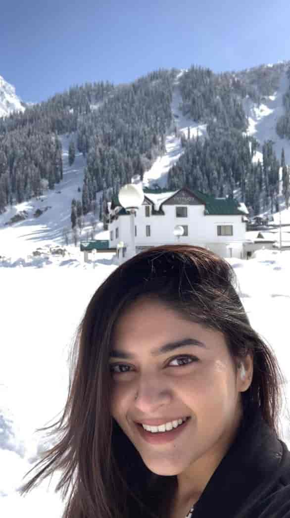 Vaibhavi enjoying snow-clad Kashmir