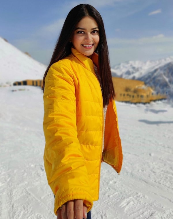 Vaibhavi enjoying snow-clad Kashmir during the shoot of Martin