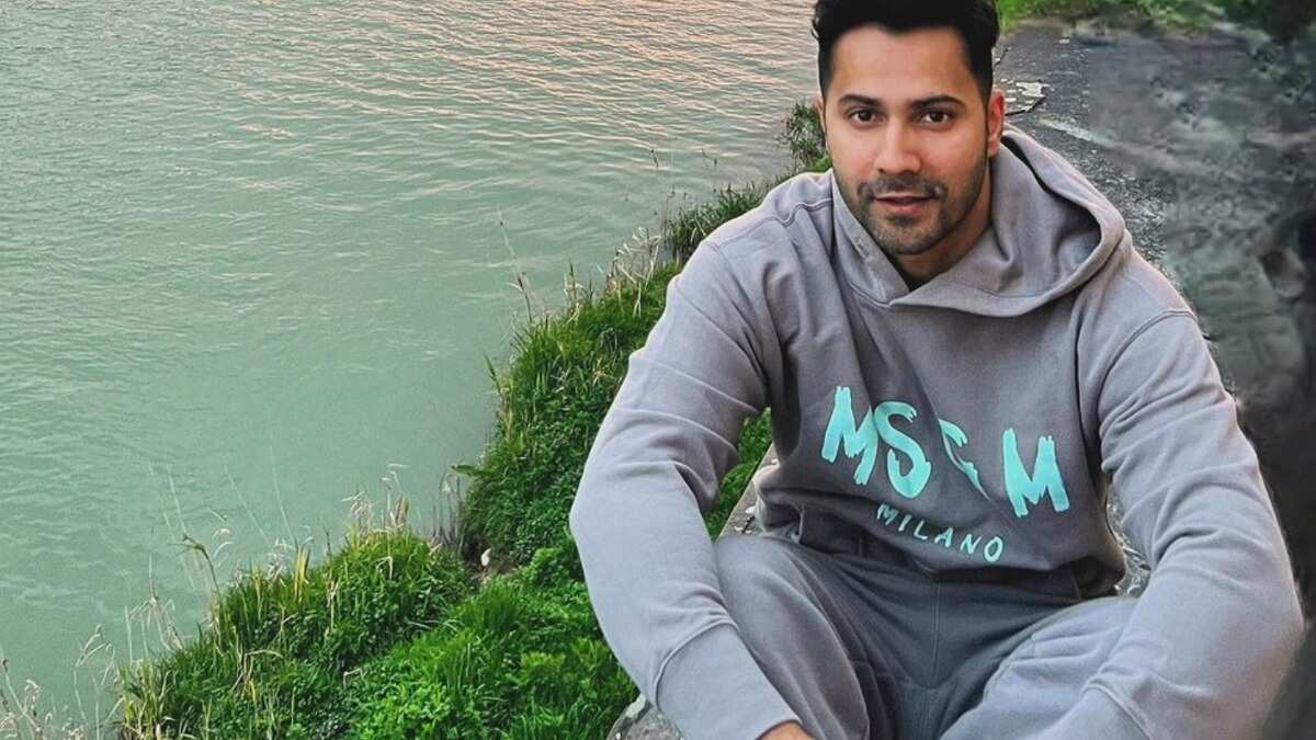 https://www.mobilemasala.com/film-gossip/A-week-after-resuming-Baby-John-shoot-Varun-Dhawan-chills-and-catches-sunset-Pic-i226661
