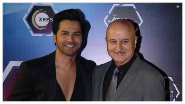 Anupam Kher hugs and kisses Varun Dhawan at the Dadasaheb Phalke International Film Festival. Watch