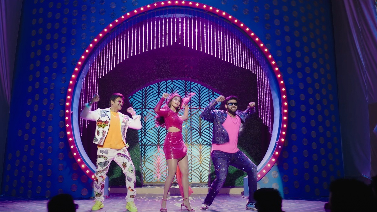 F3 song promo: Venkatesh, Varun Tej and Pooja Hegde enthusiastically groove to Life Ante Itla Vundaalaa