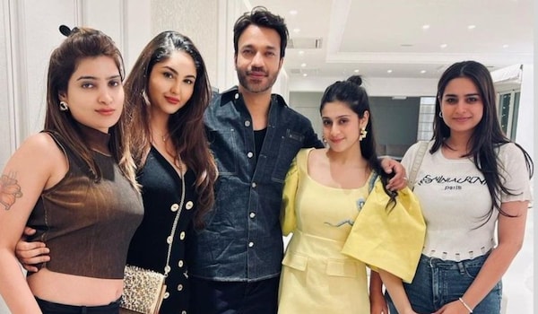 Vicky Jain posing with Isha Malviya, Ayesha Khan and Sana Raees Khan
