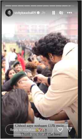 Vicky Kaushal giving his goggles to a fanat GL Bajaj College