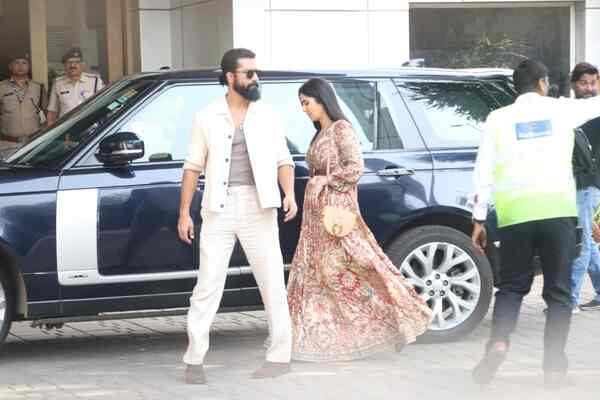 Vicky Kaushal and Katrina Kaif spotted at Mumbai airport. (Image clicked by Manav Manglani)