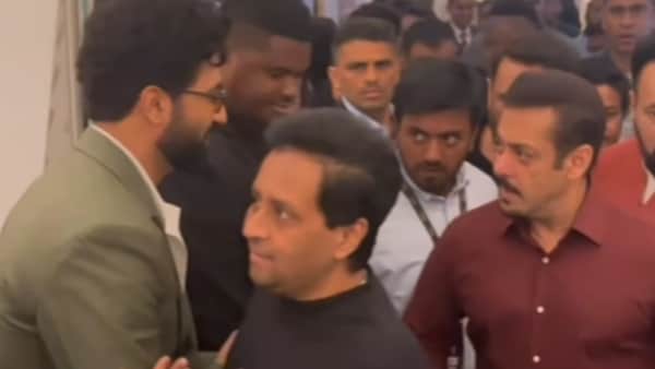 Viral video: Salman Khan’s bodyguard pushes Vicky Kaushal aside