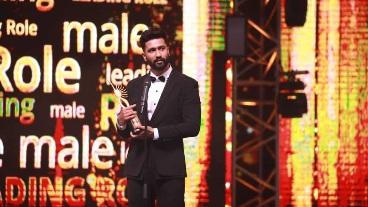 IIFA 2022: Vicky Kaushal, Kriti Sanon Take Home Best Actor And Actress ...