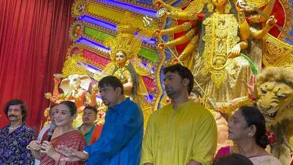 Vidya Balan joins the Durga Puja festivity in Kolkata, inaugurates pandal with Dev