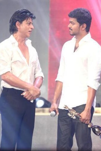 Vijay and Shah Rukh Khan in a 2013 Award Function
