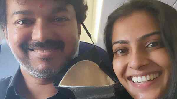 Varalaxmi Sarathkumar bumps into Varisu actor Thalapathy Vijay on the flight