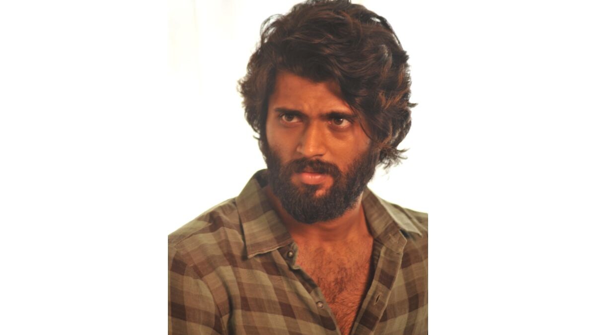 Vijay Devarakonda's portrayal of a _______  received critical acclaim and won him the Filmfare Award for Best Actor in 2018 - Telugu. Fill in the blank.