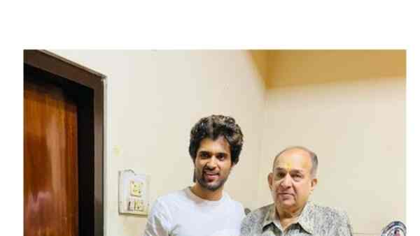 Sweet! Liger star Vijay Deverakonda flies down to Mumbai, meets theater owner who called him 'arrogant'