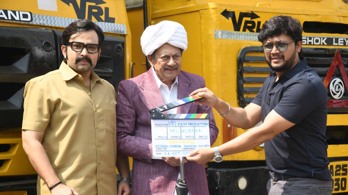 Ganesh sounding the first clap for Vijayanand, with Nihal and Anant Nag