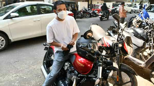 Vikrant Massey at Satish Kaushik's funeral (Manav Manglani).