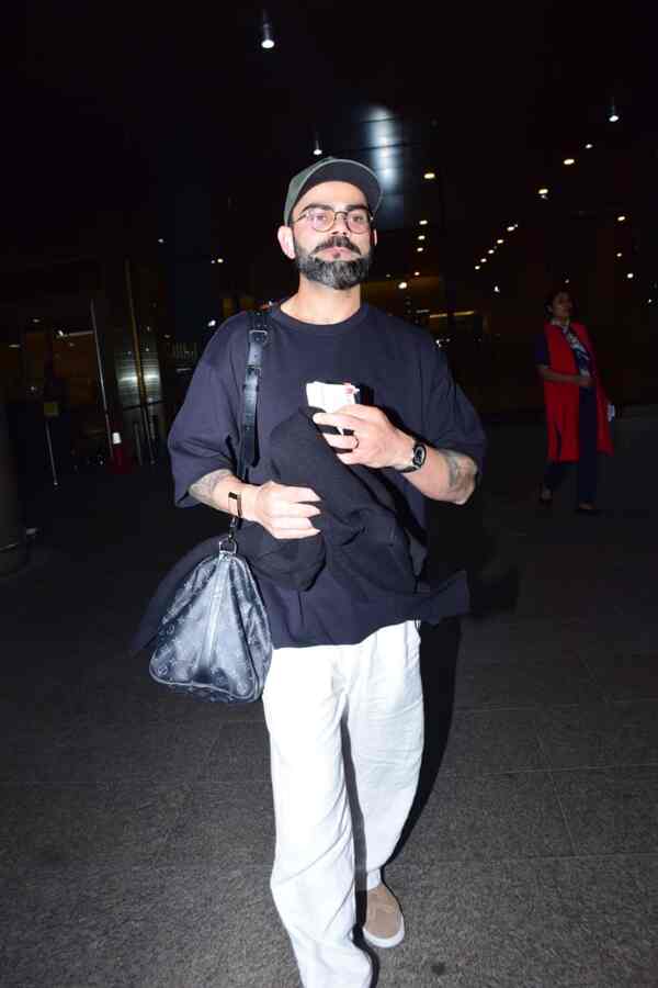 Virat Kohli exits Mumbai airport this morning. (Image provided by Manav Manglani.)