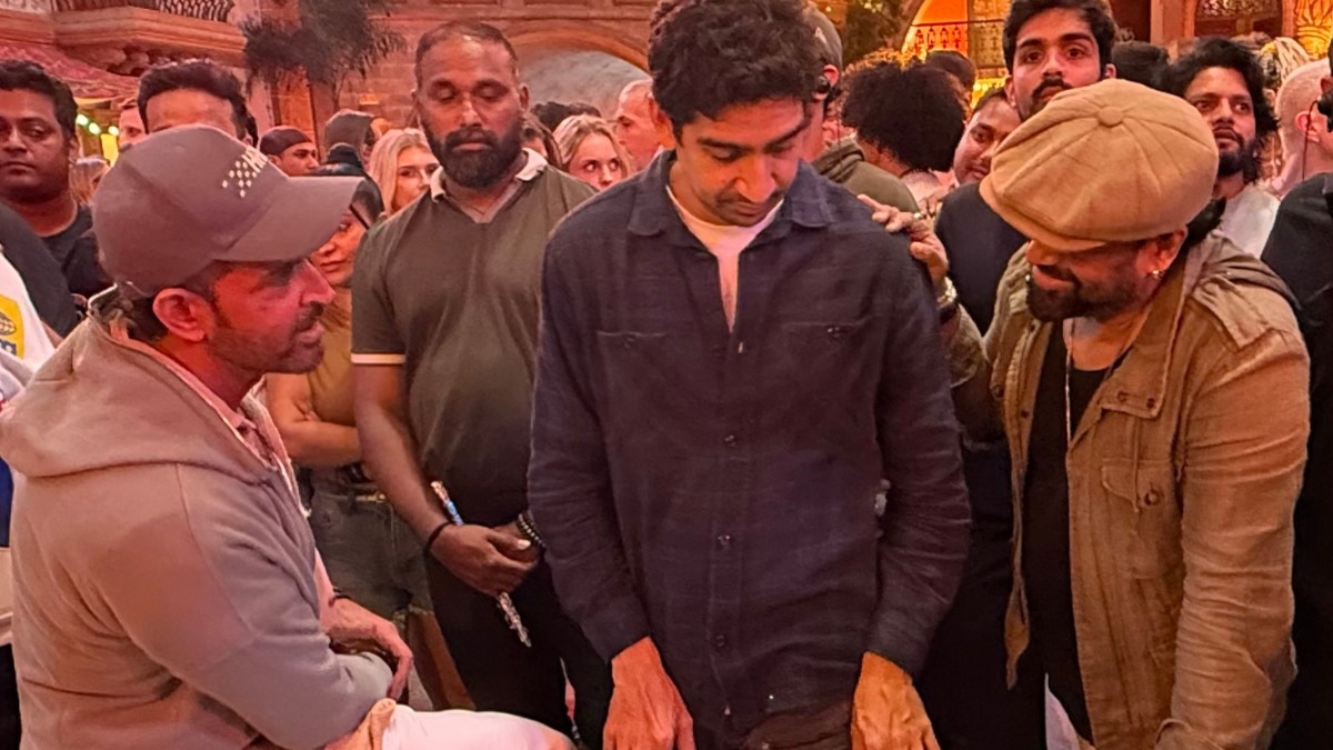 War 2 wrap: Hrithik Roshan-Ayan Mukerji share mix bag of emotions as they celebrate with a massive cake