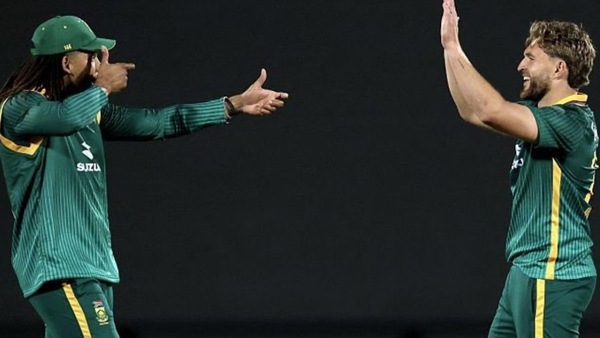 WATCH: Wiaan Mulder survives horrifying injury scare while bowling