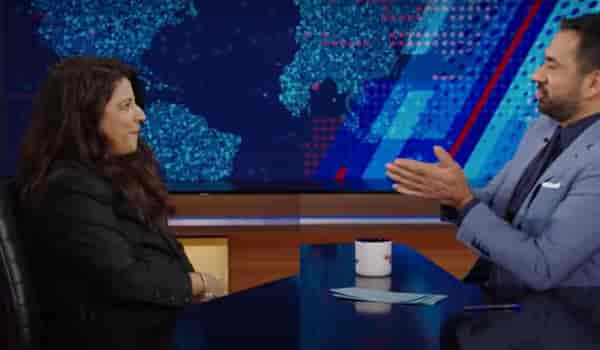 The Archies director Zoya Akhtar REVEALED an incident about the Bollywood paparazzi on The Daily Show with Kal Penn