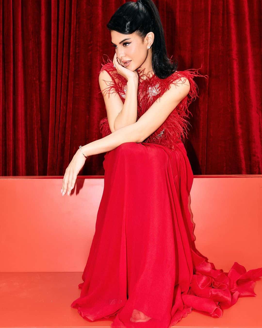 Jacqueline Fernandez looks a pretty princess in a red saree – OTTplay