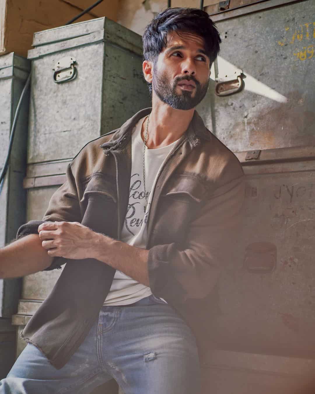 Photos Shahid Kapoor spotted at a cafe (2) | Shahid Kapoor Images -  Bollywood Hungama
