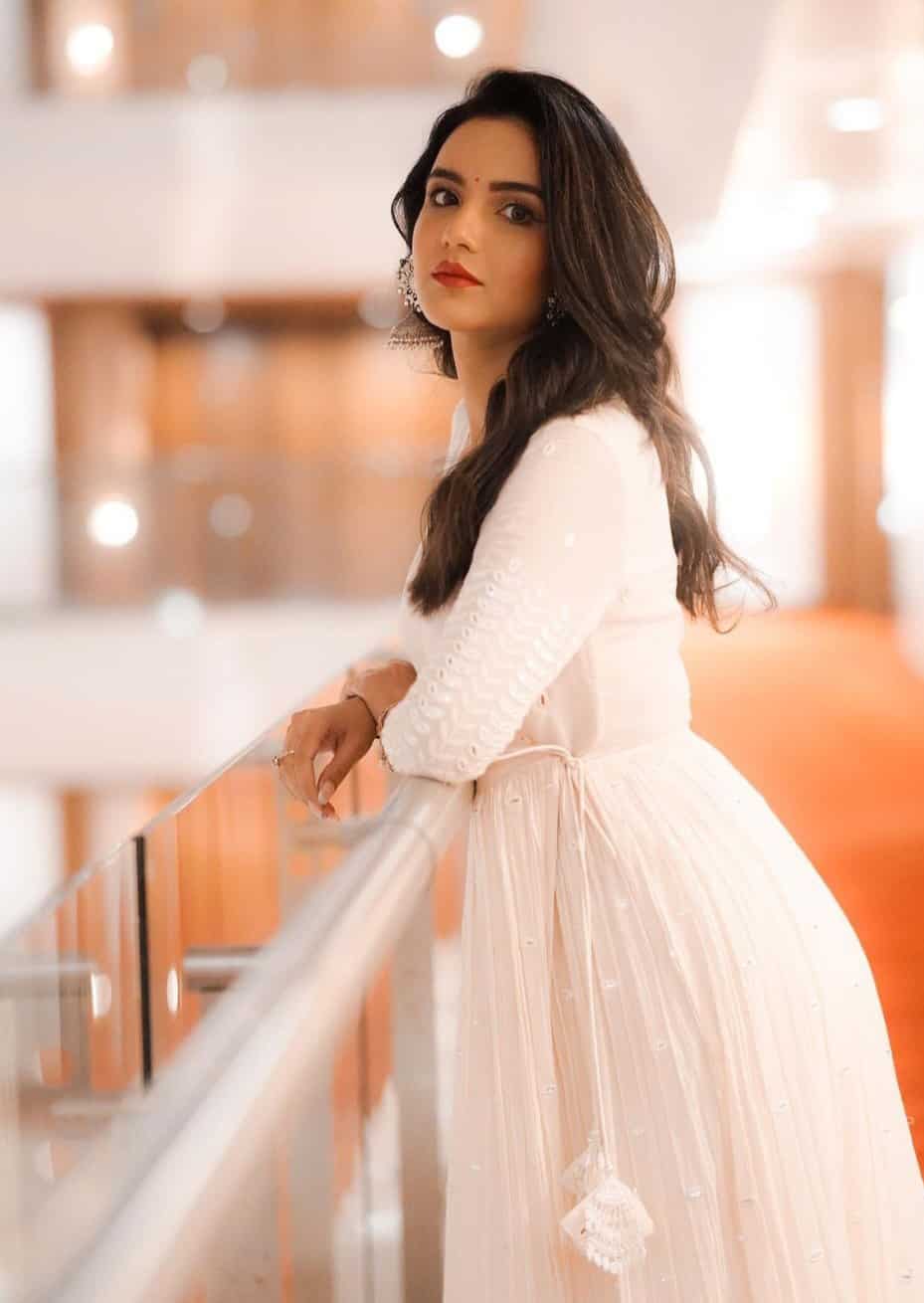 jasmin bhasin gown