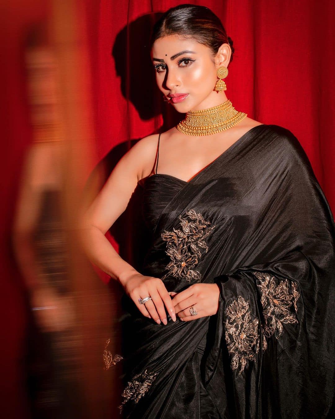 Nikayi Fashion Studio - #Black is all time favourite of designers  worldwide!! Do you also have weakness for BLACKS ..??? Here's elegant  @samidhaofficial adorning handwoven silk Tissue Black saree paired with red