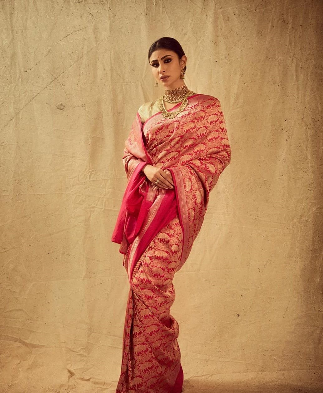 Classic golden saree look 💛 Pc - @prettylittle_foodie #traditionaloutfit  #sareeindia #indiantraditionalwear #sareelook | Instagram
