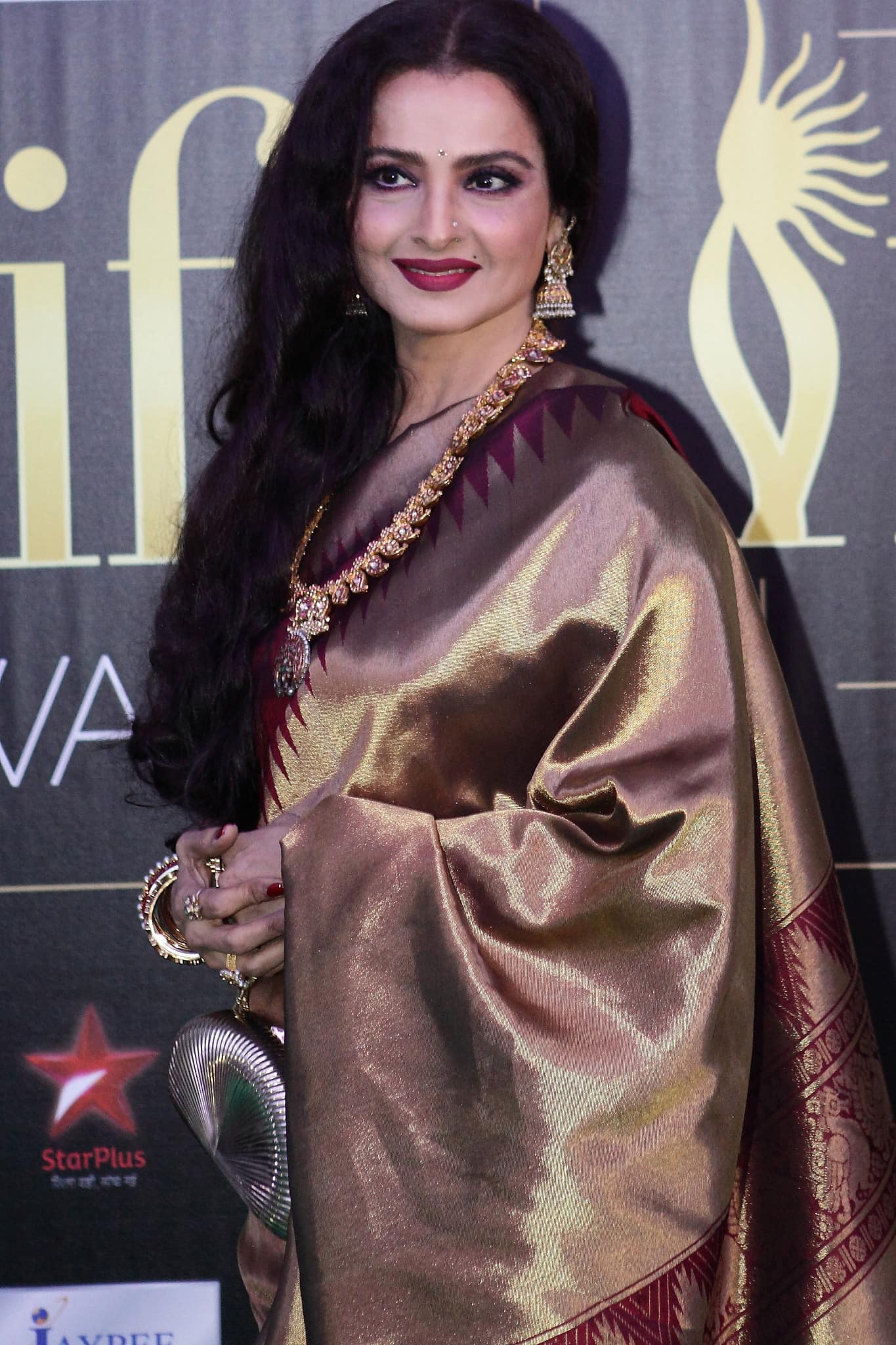 Indian Idol 12: Rekha Gifts Neha Kakkar A Beautiful Kanjeevaram Saree,  Helps Her Drape It On Stage - Filmibeat