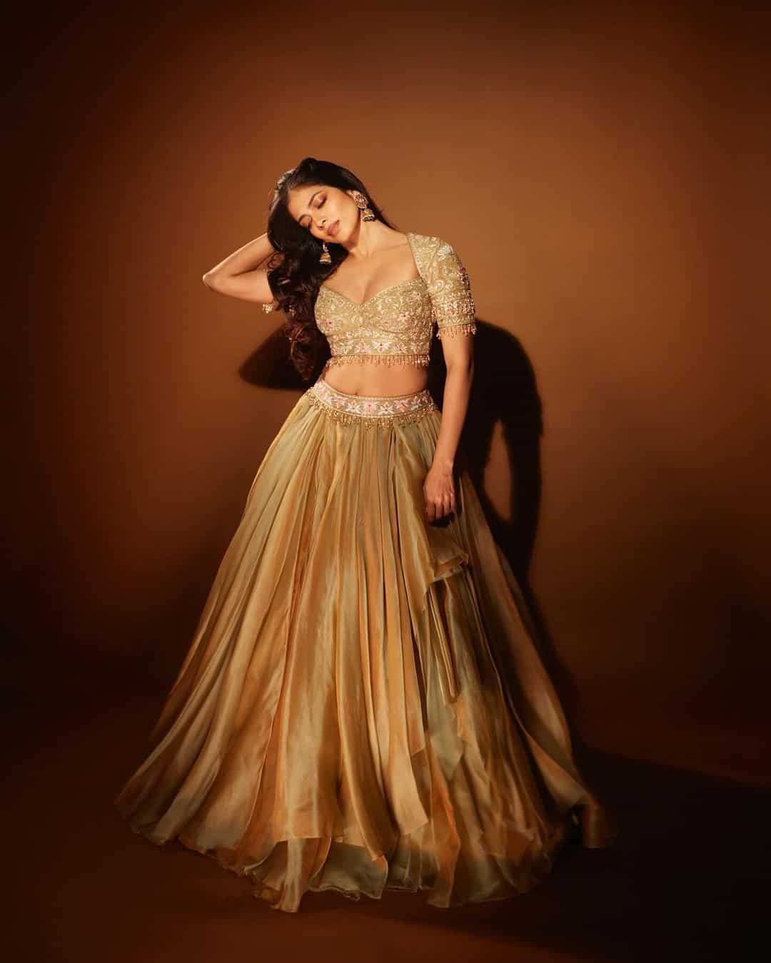 Malavika Mohanan turns fashion goddess in a dazzling gold lehenga – OTTplay