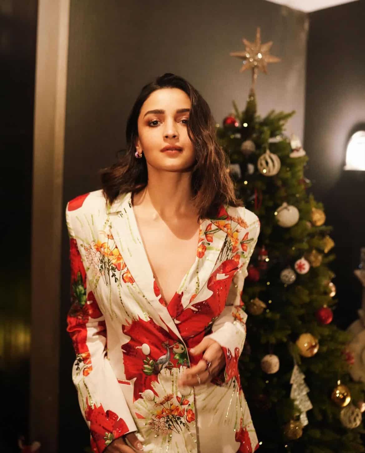 Alia Bhatt effortlessly infuses a chic touch into business fashion with her  floral pantsuit : Bollywood News - News जन मंथन