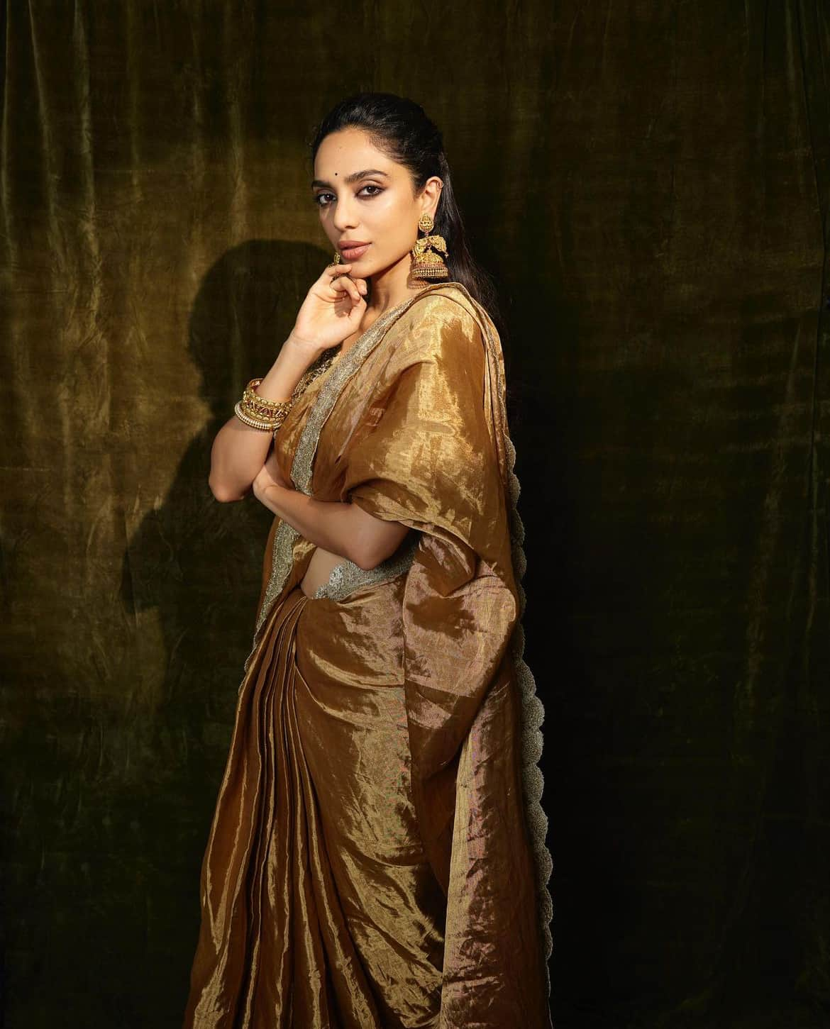 Tara Sutaria's Red And Gold Saree Is Perf For Karva Chauth 2023 | Zoom TV