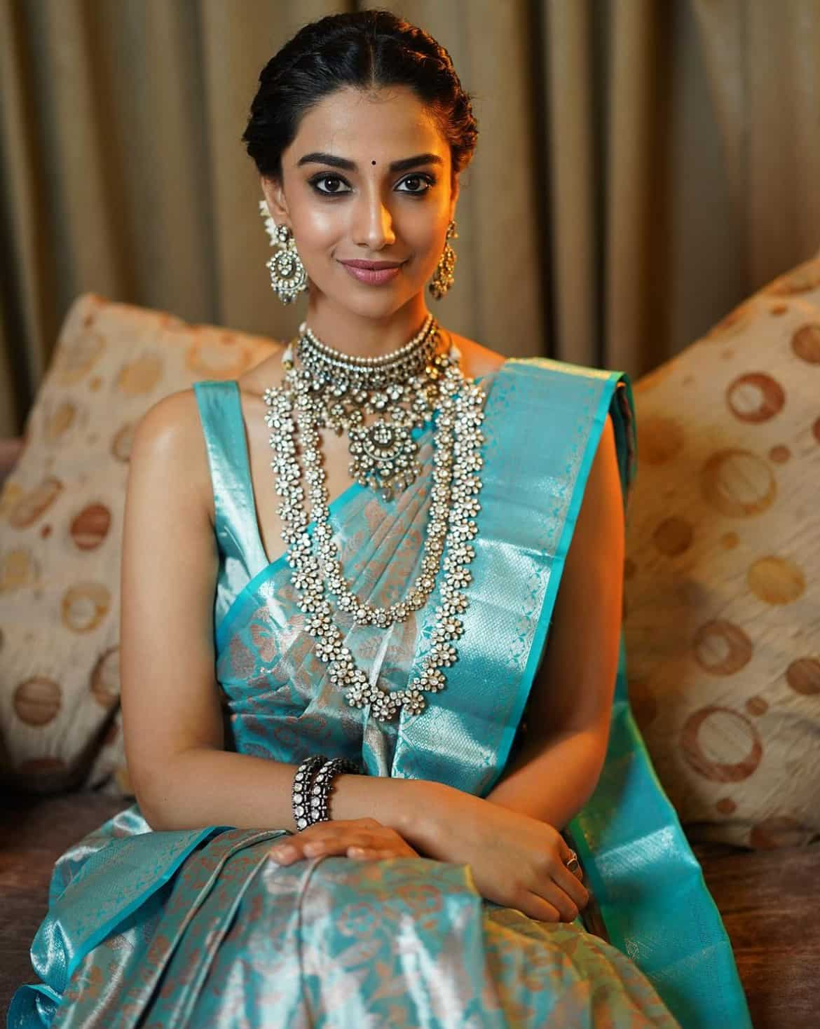 How To Wear A Plain Saree - Buy Blue Sarees, Blue Earrings with Blue  Clutches Scrapbook Look by jay