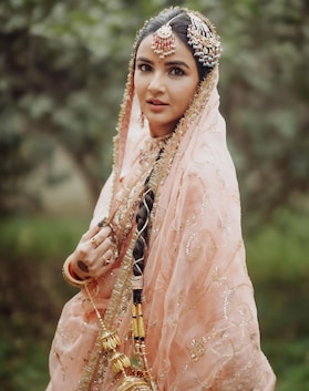 Jasmin Bhasin’s take on bridal outfit is not-to-be missed